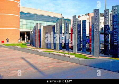 Targhette scultura fuori dalla stazione ferroviaria di Doncaster, Doncaster, Inghilterra Foto Stock