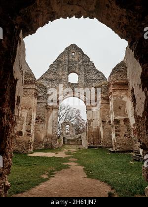 Vista interna delle rovine del monastero di Katarinka e degli archi gotici vicino a Dechtice, Slovacchia. Foto Stock