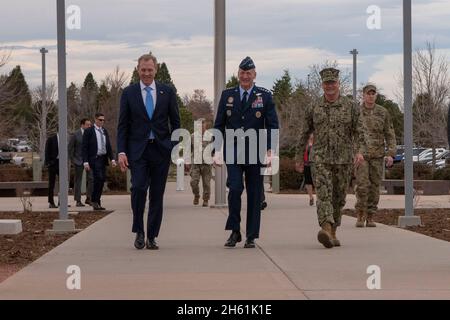 Reportage: Il Segretario di Difesa degli Stati Uniti Patrick M. Shanahan visita il comando di Difesa aerospaziale del Nord America e il comando del Nord degli Stati Uniti, Peterson Air Force base, Colorado, 9 aprile 2019. Con Shanahan sono il comandante di NORAD/Northcom, il generale dell'aeronautica statunitense Terrence J. Oâ'Shaughnessy (centro), e il vice comandante di Northcomâ, il vice-consigliere della marina statunitense Michael J. Dumont (destra). Foto Stock