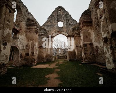 Interno di Katarinka, Chiesa e Monastero di Santa Caterina rovine vicino a Dechtice, Slovacchia. Foto Stock