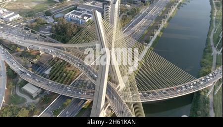 Vista aerea del ponte di Estaiada. São Paulo, Brasile. Business center. Centro finanziario. Grande paesaggio. Famoso ponte di San Paolo con i suoi stavi via cavo. Foto Stock