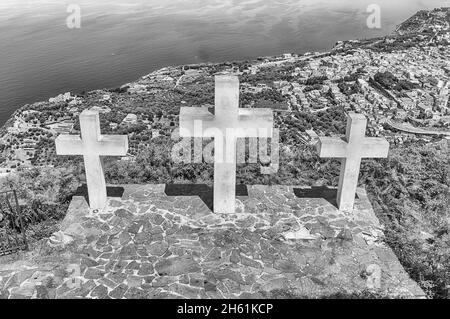 Le tre Iconiche Croci sulla cima del Monte Sant'Elia si affacciano sulla città di Palmi sul Mar Tirreno, in Italia Foto Stock