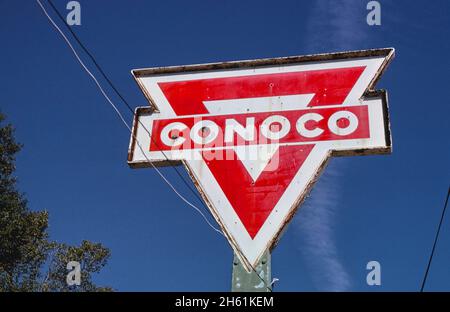 Segnale benzina Conoco, Route 70, Blackfish Lake, Arkansas; ca. 1979 Foto Stock