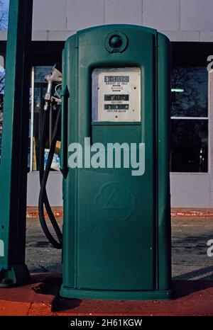 Pompa di gas, servizio Cities, Benton Harbor, Michigan; ca. 1991 Foto Stock