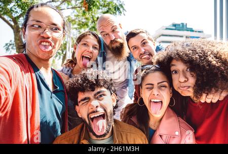 Multi culturale ragazzi e ragazze che prendono divertente selfie all'aperto - felice concetto di stile di vita milleniale da giovani amici multirazziale che hanno giorno di divertimento insieme Foto Stock