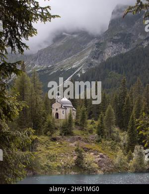 Piccolo kappele nella foresta in montagna. Vicino ad un lago Foto Stock