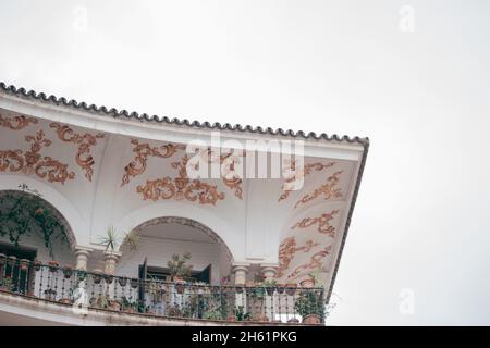 Bella facciata balcone con fiori nel centro della città di Siviglia. Foto Stock