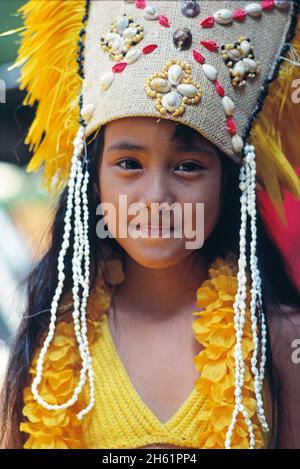 USA. Hawaii. Ritratto di giovane ragazza in costume da ballo polinesiano. Foto Stock