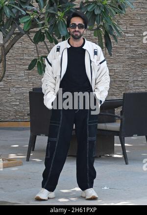 Mumbai, India. 12 novembre 2021. L'attore di Bollywood Ayushmann Khurrana posa per una foto durante un evento di promozione del suo prossimo film 'Chandigarh Kare Aashiqui' a Mumbai. Credit: SOPA Images Limited/Alamy Live News Foto Stock