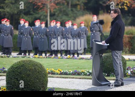 Bonn, Germania. 12 novembre 2021. Hendrik Wüst (CDU), Presidente del Ministro della Renania Settentrionale-Vestfalia, si rivolge alle reclute di fronte a Villa Hammerschmidt. 50 soldati del Battaglione di Difesa della NBC 7 di Höxter e del Battaglione di Difesa della NBC 750 di Bruchsal hanno preso i loro voti cerimoniali nella residenza ufficiale del Presidente Federale a Bonn. Credit: Oliver Berg/dpa/Alamy Live News Foto Stock