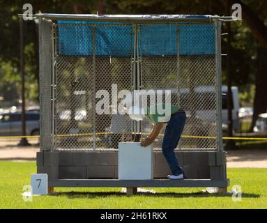 I manichini sono usati per dimostrare il potere devastante, e spesso fatale, dei fuochi d'artificio illegali durante un evento di stampa tenuto dalla Commissione di sicurezza del prodotto del consumatore degli Stati Uniti sul centro commerciale nazionale 27 giugno 2017 Foto Stock