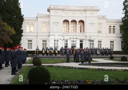 Bonn, Germania. 12 novembre 2021. I soldati prendono i voti davanti a Villa Hammerschmidt. 50 soldati del Battaglione di Difesa della NBC 7 di Höxter e del Battaglione di Difesa della NBC 750 di Bruchsal hanno emesso i loro voti solenni presso la residenza ufficiale del Presidente Federale a Bonn. Credit: Oliver Berg/dpa/Alamy Live News Foto Stock