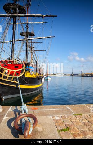 Saint Malo, Francia - 15 ottobre 2021: Etoile du Roy, ex Grand Turk, è una fregata di sesta categoria a tre alberi a Saint Malo. Il modello per la sost Foto Stock