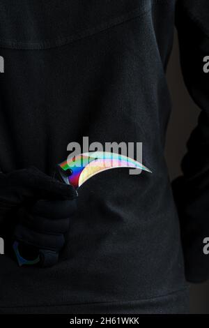 Taglierini - attesa con coltello nascosto dietro la schiena Foto stock -  Alamy