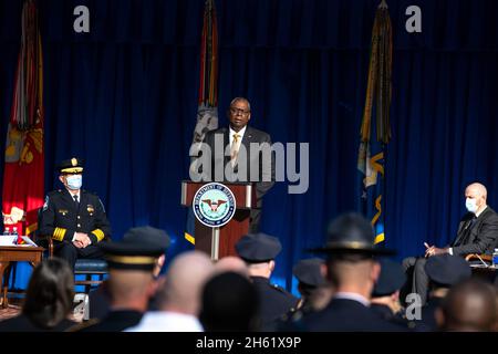 Arlington, Stati Uniti d'America. 08 Gennaio 2021. Il Segretario della Difesa degli Stati Uniti Lloyd Austin III parla durante un memoriale per l'ufficiale di polizia CPL. George Gonzalez al Pentagono 4 novembre 2021 ad Arlington, Virginia. Gonzalez è stato ucciso nella linea di servizio durante un attacco alla stazione della metropolitana Pentagono. Credito: SSgt. Jack Sanders/foto DOD/Alamy Live News Foto Stock