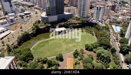 Veduta aerea di un parco cittadino di Ribeirao Preto. Dr Luis Carlos Raya Park. Foto Stock