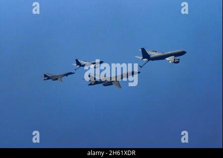 Mar Rosso, Arabia Saudita. 11 Nov 2021. US Air Force B1-B Lancer bombardieri strategici, rifornire da KC-135 Stratotankers durante una missione della Bomber Task Force insieme al partner nazionale aereo 11 novembre 2021 sul Mar Rosso. Credito: SSgt. Alamy Live News Credit: Planetpix/Alamy Live News: Planetpix/Alamy Live News Foto Stock