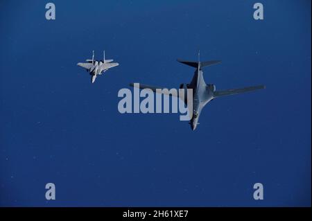 Mar Rosso, Israele. 11 Nov 2021. Un attentatore strategico della U.S. Air Force B1-B Lancer, vola una missione della Bomber Task Force insieme ad una scorta di aerei da caccia Israeli Air Force F-15I Eagle il 11 novembre 2021 sul Mar Rosso. Credito: TSgt. Christopher Ruano/Planetpix/Alamy Live News Credit: Planetpix/Alamy Live News Foto Stock