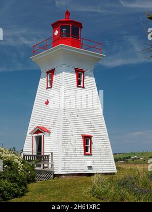 'down east', canada, faro, isola del principe edoardo, colori rosso e bianco, villaggio di victoria dal mare Foto Stock