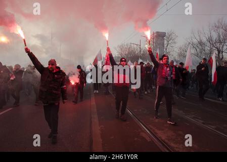 Varsavia, Polonia. 11 Nov 2021. La marcia della Giornata dell'indipendenza polacca di estrema destra prosegue nonostante il divieto della corte a Varsavia, in Polonia, il 11 novembre 2021. (Foto di Jakub Podkowiak/PRESSCOV/Sipa USA) Credit: Sipa USA/Alamy Live News Foto Stock