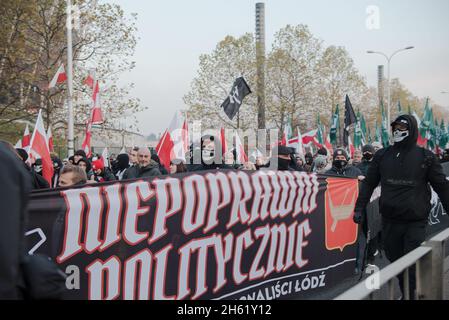 Varsavia, Polonia. 11 Nov 2021. L'estrema destra guida la marcia dei patrioti come simmers di crisi di frontiera polacca a Varsavia, in Polonia, il 11 novembre 2021. (Foto di Jakub Podkowiak/PRESSCOV/Sipa USA) Credit: Sipa USA/Alamy Live News Foto Stock