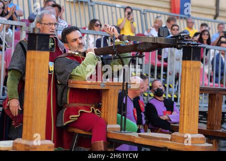 Italia, Sansepolcro (Arezzo), 12 settembre 2021 : Palio di Crossbow (Palio della balestra). Si tratta di un evento storico che si è tenuto continuamente s. Foto Stock