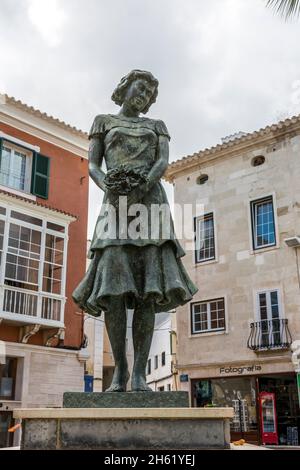 scultura e tributo al cantante pilar alonso,1897-1980,scultore francesc vila,placa de colon,città vecchia,mahon,mao,menorca,spagna,europa Foto Stock