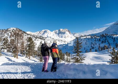 fodara vedla,st. vigil,dolomiti,alto adige,provincia di bolzano,italia. gli escursionisti ammirano il panorama montano a fodara vedla con vista sul gaisl hohe Foto Stock