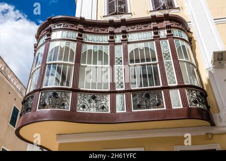 casa moncada con tipica finestra a baia curva, boinder, sul carrer hannover, mahon, mao, menorca, spagna, europa Foto Stock