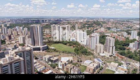 Veduta aerea di un parco cittadino di Ribeirao Preto. Dr Luis Carlos Raya Park. Foto Stock