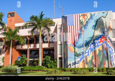 Miami Florida, Hialeah, Palm Avenue, City Hall, edificio cubano con bandiera murale americana all'esterno Foto Stock