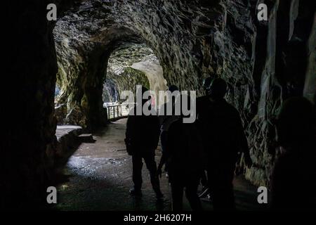 turisti in formazioni rocciose nel parco nazionale della gola di taroko Foto Stock