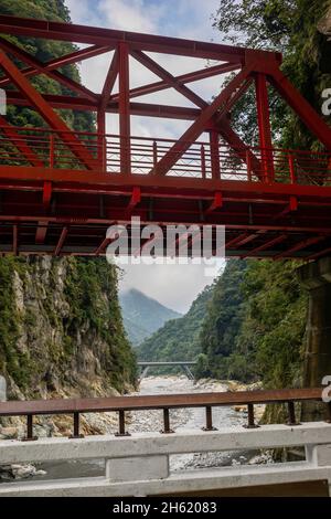ponte rosso nel parco nazionale della gola di taroko Foto Stock
