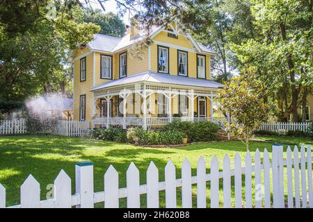 Florida,Lago Helen,casa residenza portico cortile bianco picket recinto americana Foto Stock