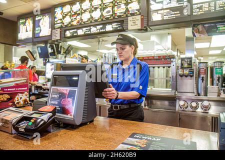 Miami Florida, Homestead, McDonald's fast food interno, dipendente da banco lavoratore di lavoro ispanica donna femmina cassiere Foto Stock
