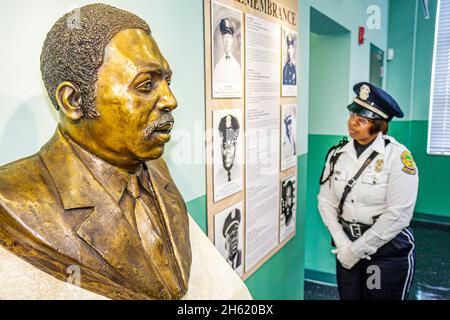 Miami Florida,Overtown,Black Police Precinct & Courthouse Museum,Black woman female looking maschio poliziotto busto ucciso sul lavoro in mostra Foto Stock