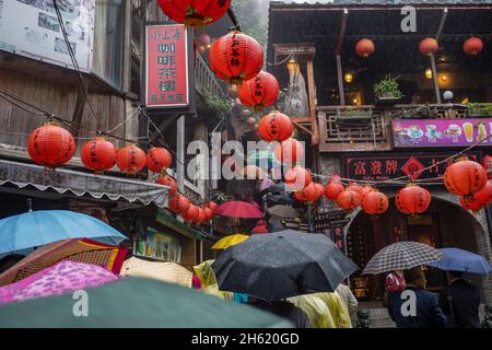 pioggia e lanterne cinesi nella vecchia strada di jiufen, storico villaggio di montagna con strade strette Foto Stock