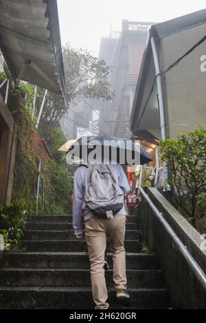 pioggia nel quartiere scale, jiufen vecchia strada, storico villaggio di montagna con strade strette Foto Stock