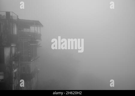 nebbia nella vecchia strada di jiufen, storico villaggio di montagna con strade strette Foto Stock