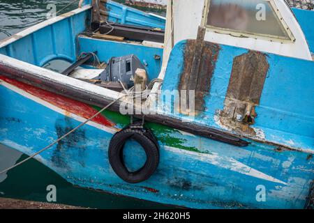 chiatta arrugginita nel porto di heping Foto Stock