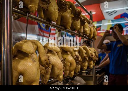 spiedini di pollo nella vecchia strada di jiufen, storico villaggio di montagna con strade strette Foto Stock