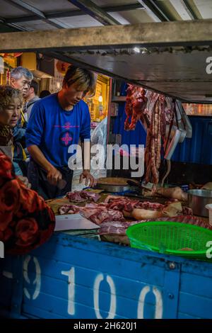 venditore di carne in jiufen vecchia strada, storico villaggio di montagna con strade strette Foto Stock