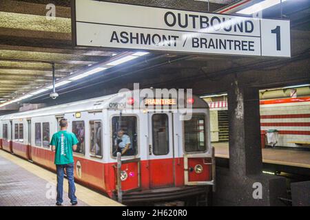 Boston Massachusetts, South Boston Andrew Station, MBTA T Red Line, piattaforma metropolitana linea Ashmont Braintree uscita Foto Stock