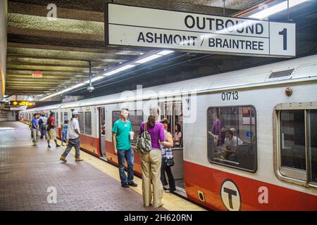 Boston Massachusetts, South Boston Andrew Station, MBTA T Red Line, piattaforma metropolitana linea Braintree per passeggeri in uscita Foto Stock