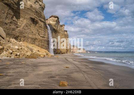 Cascata sulla scogliera di Golovinsky sull'isola di Kunashir, Isole Kuril, Russia Foto Stock