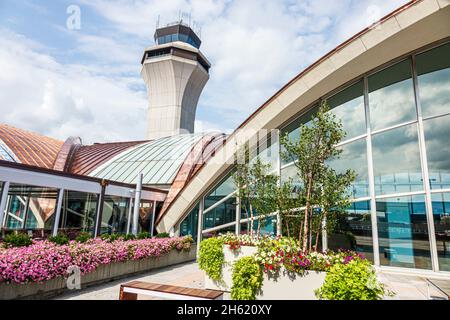 Saint St. Louis, Missouri, Lambert-St Louis International Airport terminal, esterno torre di controllo esterno archi cupola architettura paesaggistica Foto Stock