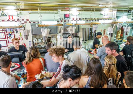 Lisbona Portogallo, Belem, quartiere storico, Rua de Belem, Pao Pao Queijo ristorante Queijo, affollata linea affollata coda contatore interno portoghese Foto Stock