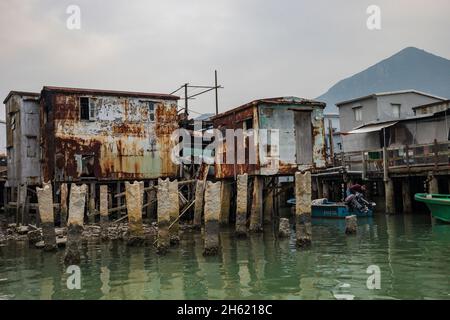 le case dei pescatori a palafitte nella baia, tai o villaggio di pescatori tradizionale, lantau Foto Stock