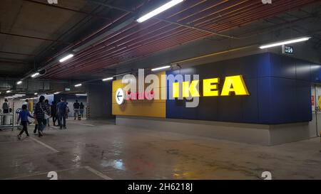 Mumbai, Maharashtra, India, Nov 11 2021: Cartello Mumbai Ikea all'ingresso. I clienti tornano in grande numero dopo l'entrata in vigore delle restrizioni Covid Foto Stock