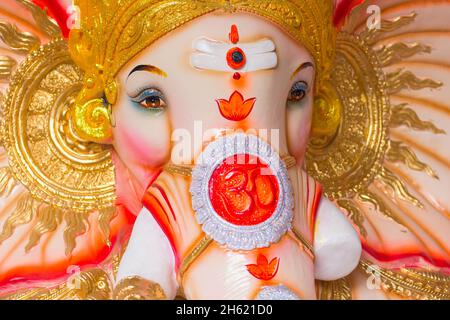 Primo piano di Dio Ganesh immagine colorata con il simbolo Om sul volto. Festa di religione induista Foto Stock